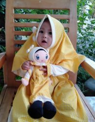 Paket Hemat Gamis Anak dan Boneka Muslimah Yellow